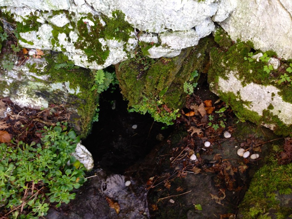 White pebbles in Skour Well