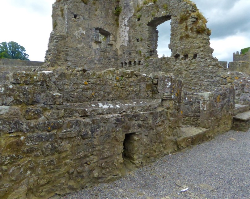 Lavabo. Note the drain.