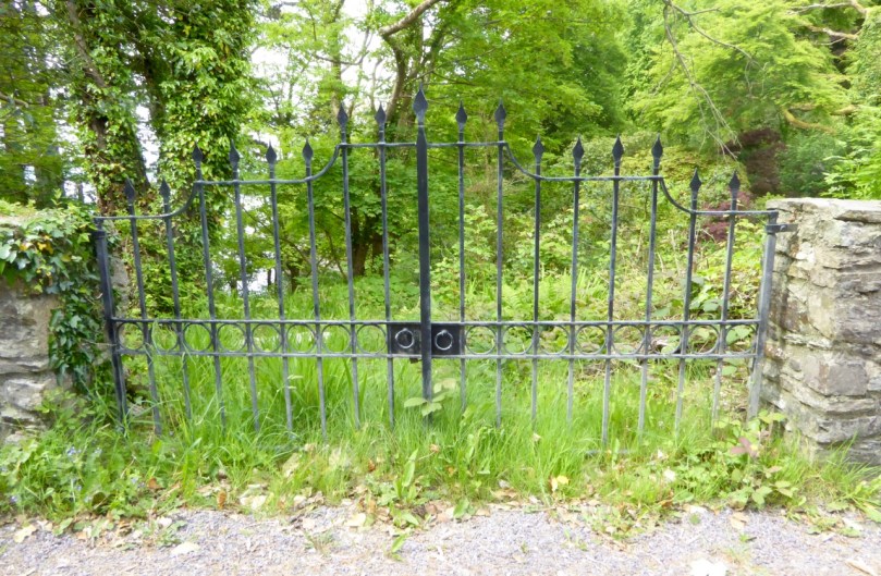 Elegant Gate, Ahakista