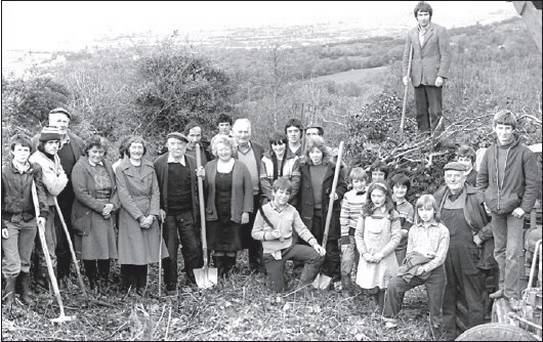 1981-clearing-the-site-of-the-grave